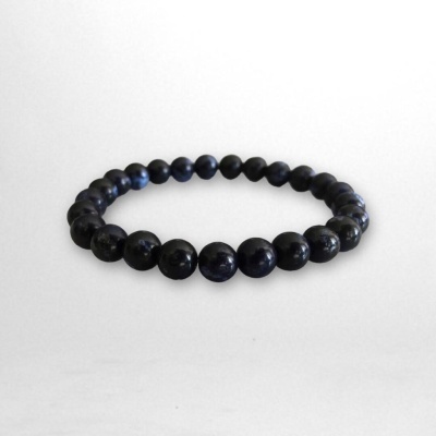 Pulseira de contas pretas e azul escuro sobre fundo branco