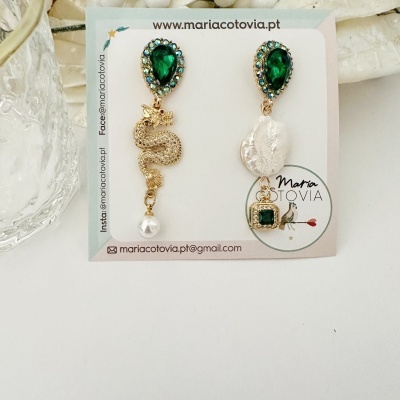 Par de brincos assimétricos verdes, pérolas e detalhes dourados num cartão www.mariacotovia.pt