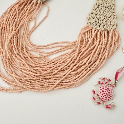 Colar com contas rosa e pendente de caranguejo vermelho e branco