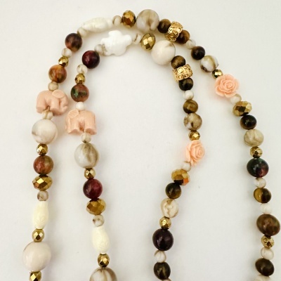 Colar com contas redondas coloridas, elefantes e flores esculpidos em tons suaves