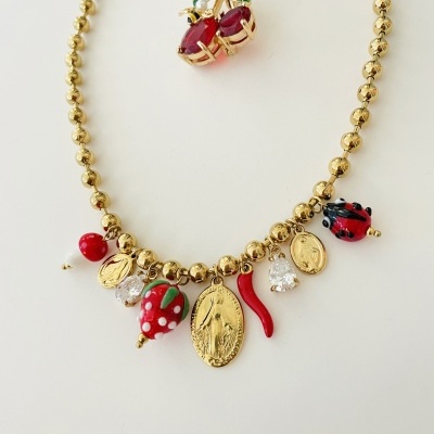 Colar dourado com pendentes coloridos e brincos de cerejas