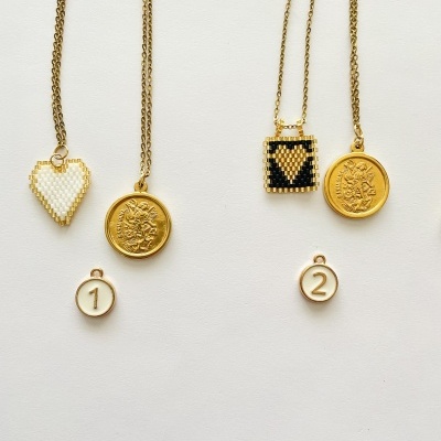 Colares dourados com pendentes de coração e moedas sobre fundo branco com etiquetas 1 e 2