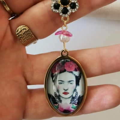 Brinco pendente com imagem de Frida Kahlo e pedras pretas