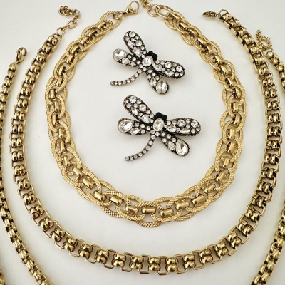 Conjunto dourado de colares e broches de libélula com pedras brilhantes