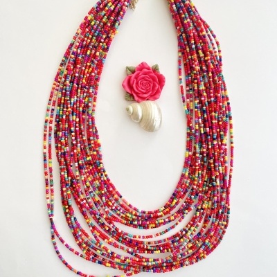 Colar colorido de contas múltiplas fios com anel de flor rosa e concha