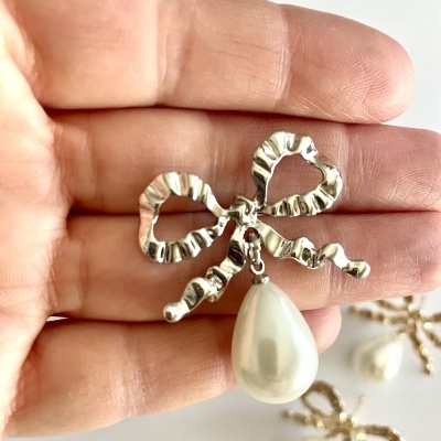 Brinco laço prateado texturizado com pendente gota perolada branca