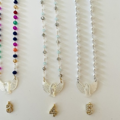 Três colares com contas e pendentes de anjos com números dourados