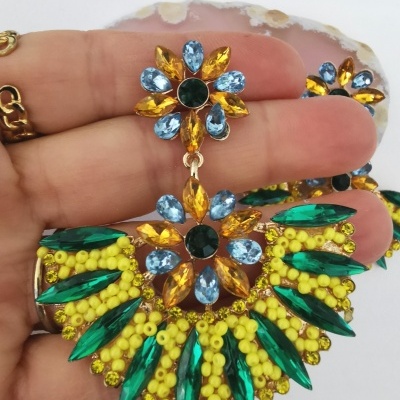 Brinco colorido com pedras azuis, amarelas e verdes e contas amarelas pequenas