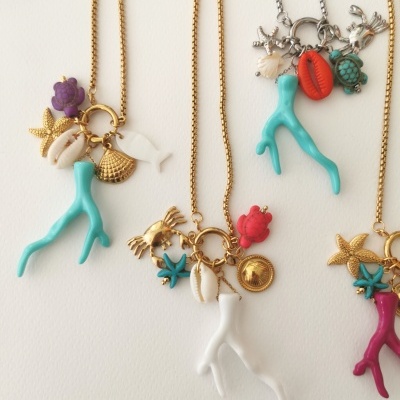 Colares com pendentes de temas marinhos em várias cores e metais.
