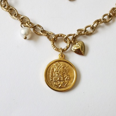 Colar dourado com pendentes redondo, coração e pérola branca