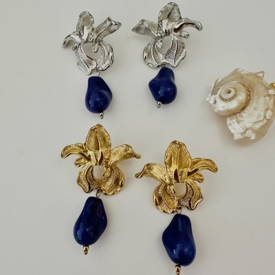 Brincos flor metálica prateada e dourada com pendente azul e concha