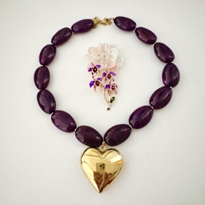 Colar com contas púrpura e pendente de coração dourado com broche floral