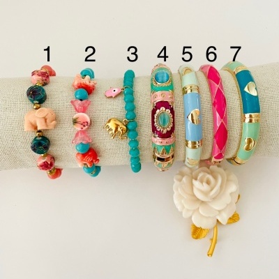 Sete pulseiras coloridas numeradas com anel flor branca