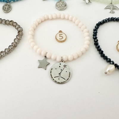Pulseira de contas brancas com pendente redondo e pendente em forma de estrela