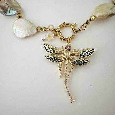 Colar dourado com pingente de libélula e pérolas naturais