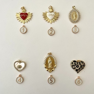 Seis medalhas decorativas com motivos de coração e religiosos, dispostas numericamente sobre fundo branco