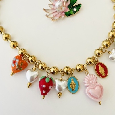 Colar dourado com vários pendentes coloridos e broche de flor de lótus