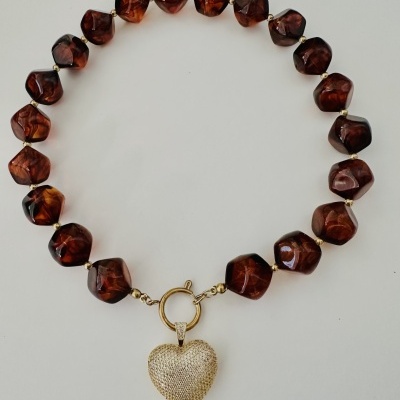 Colar com contas marrons e pingente dourado em forma de coração