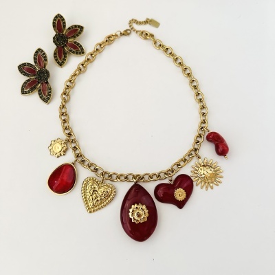 Conjunto de bijuteria com colar dourado e brincos florais vermelhos