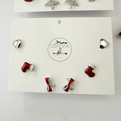 Conjunto de brincos natalícios em cartão branco com logótipo