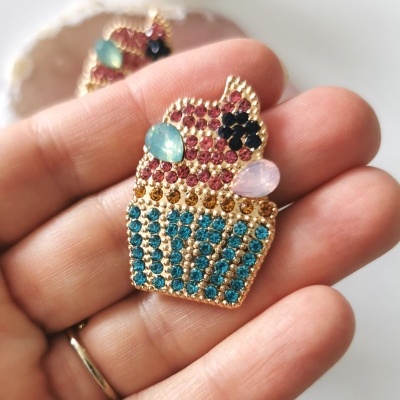 Brincos em forma de cupcake com pedras coloridas e acabamento dourado