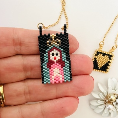 Colares com pendentes de miçangas coloridas e douradas sobre fundo branco