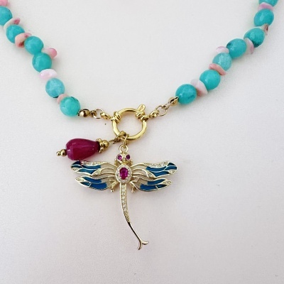 Colar com pendente de libélula dourada e contas turquesa e rosa