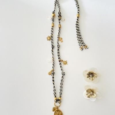 Colar trançado preto e branco com medalhão dourado e dois brincos de flor transparentes com dourado
