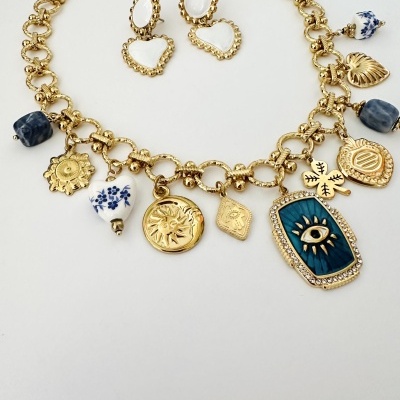 Colar dourado com vários pendentes e brincos combinando com pedras brancas em forma de coração