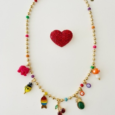 Colar colorido com pendentes variados e broche de coração vermelho com glitter