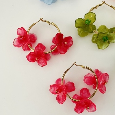 Brincos argola dourada com flores coloridas de resina