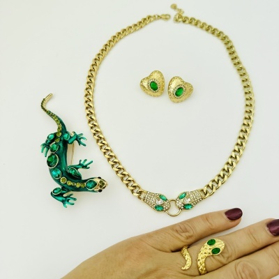 Conjunto de bijuteria com colar, brincos, anel e broche em tons dourado e verde