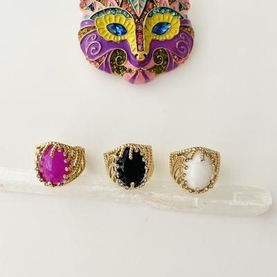 Máscara de gato colorida e três anéis com pedras coloridas em aro dourado