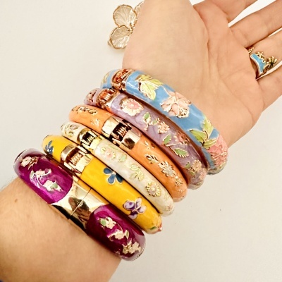 Conjunto de pulseiras de metal esmaltadas coloridas com motivos florais em relevo