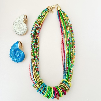 Colar multicolorido de contas e brincos de concha branco e azul
