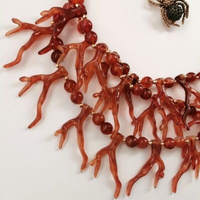 Colar âmbar com pendentes tipo coral e broche aranha dourado e escuro