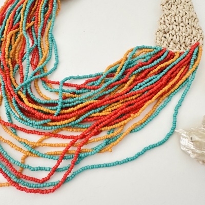Colar colorido de contas com fecho de algodão trançado