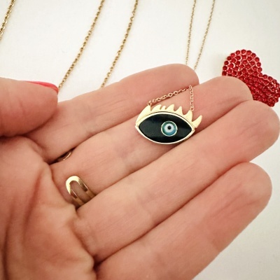 Colar com pendente em forma de olho dourado e preto, com corrente dourada ao fundo