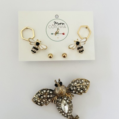Brincos e pendente em forma de abelha com pedras brilhantes