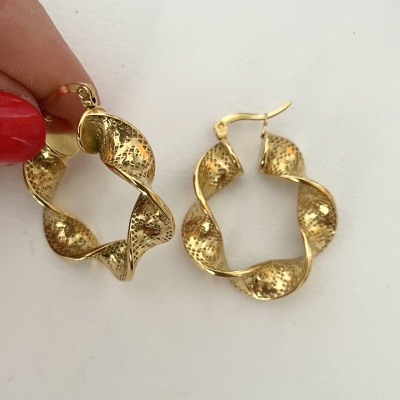 Brincos de argola dourados retorcidos com textura martelada