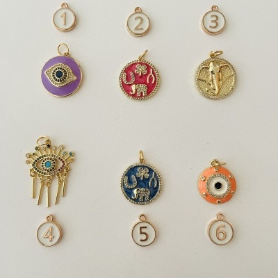 Seis medalhões redondos decorativos de metal dourado com fundos coloridos e etiquetas numeradas de 1 a 6