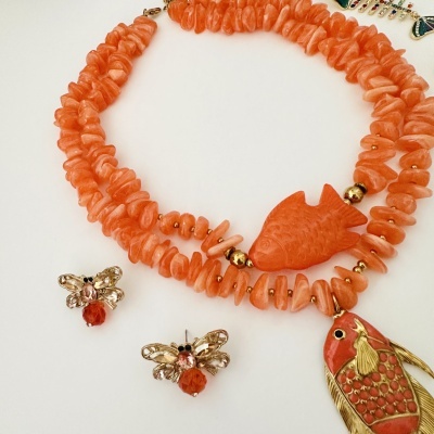 Colar de contas cor de coral com pingentes de peixe e brincos dourados em forma de abelha