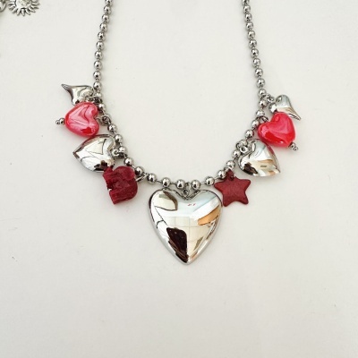 Colar com pendentes em forma de coração e estrela, com cores vermelha e prateada