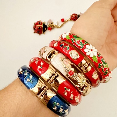 Pulseiras coloridas com padrões florais usadas no pulso
