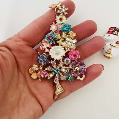 Broche de árvore de Natal com flores coloridas e pedras brilhantes