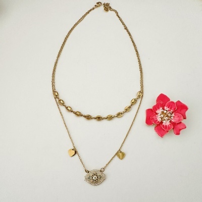 Colares dourados finos com pendentes e broche flor vermelha