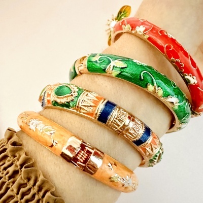 Pulseiras coloridas com padrões florais e detalhes dourados