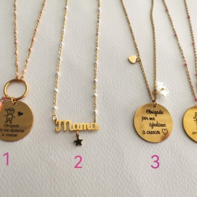 Quatro colares dourados com pendentes redondos e um em forma de nome em fundo branco