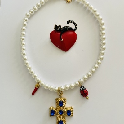 Colar de pérolas com pendentes e broche de coração com gato