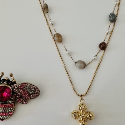 Colar dourado com pendente cruz e pedras
